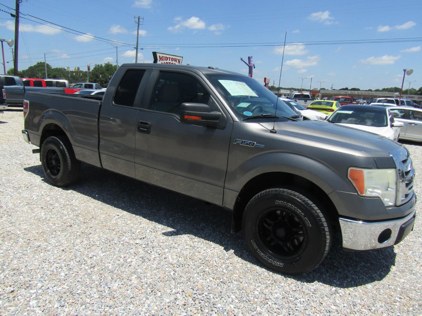 2010 Gray /Gray Ford F-150 Lariat SuperCab 6.5-ft. Bed 2WD (1FTEX1C88AF) with an 4.6L V8 SOHC 24V engine, Automatic transmission, located at 15016 S Hwy 231, Midland City, AL, 36350, (334) 983-3001, 31.306210, -85.495277 - Photo#0